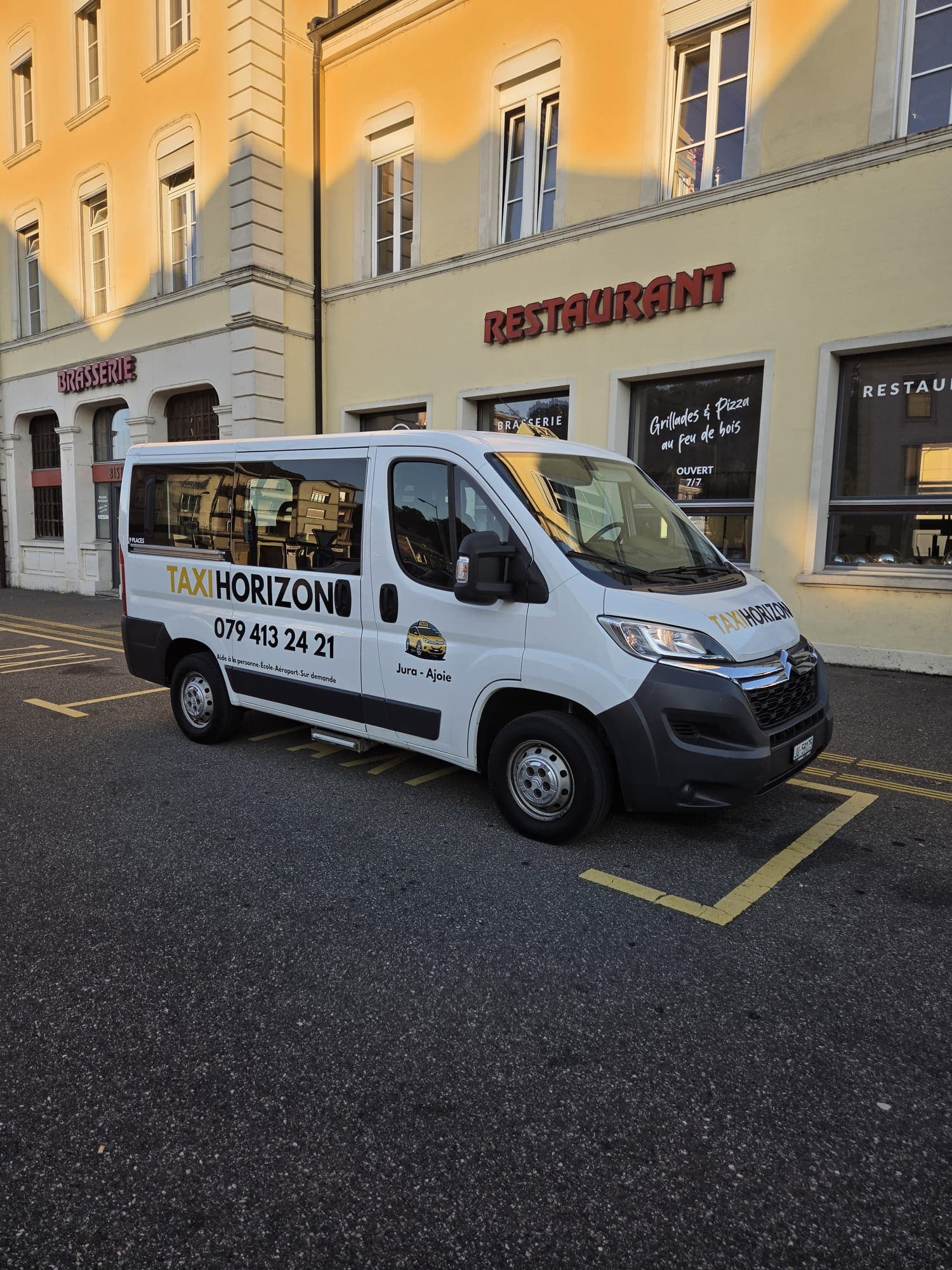 Minibus Citroën blanc 9 places Taxi Horizon à Porrentruy – photo 1